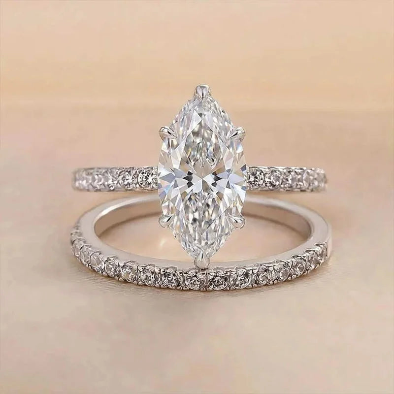 Bague en argent sterling taillée en marquise avec une pierre claire brillante sur un band.