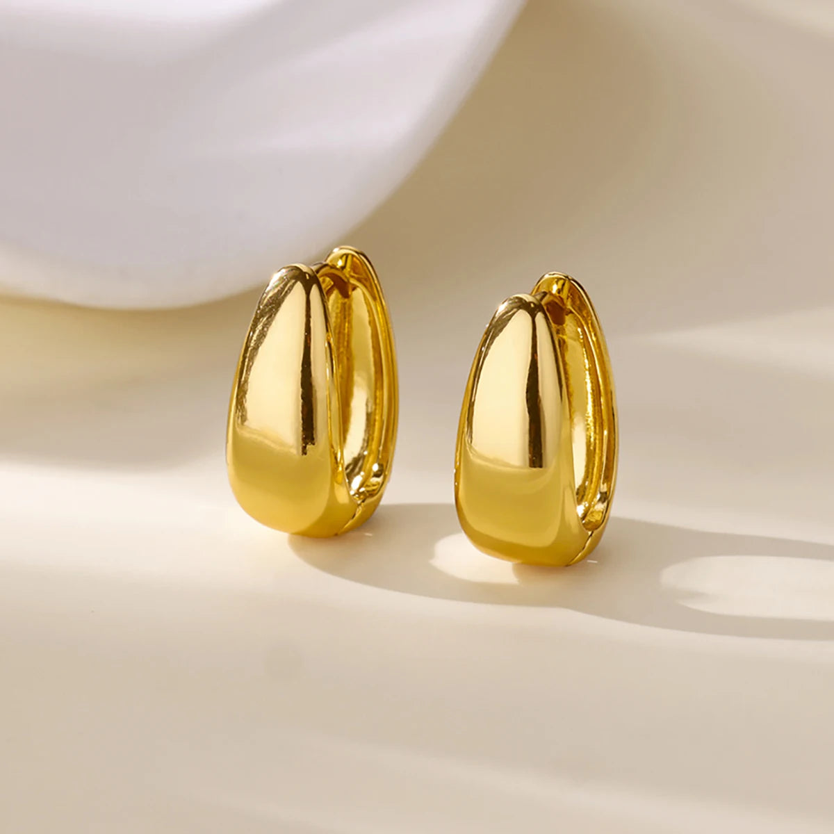 Boucles d'oreilles créoles en zircon cubique ton or