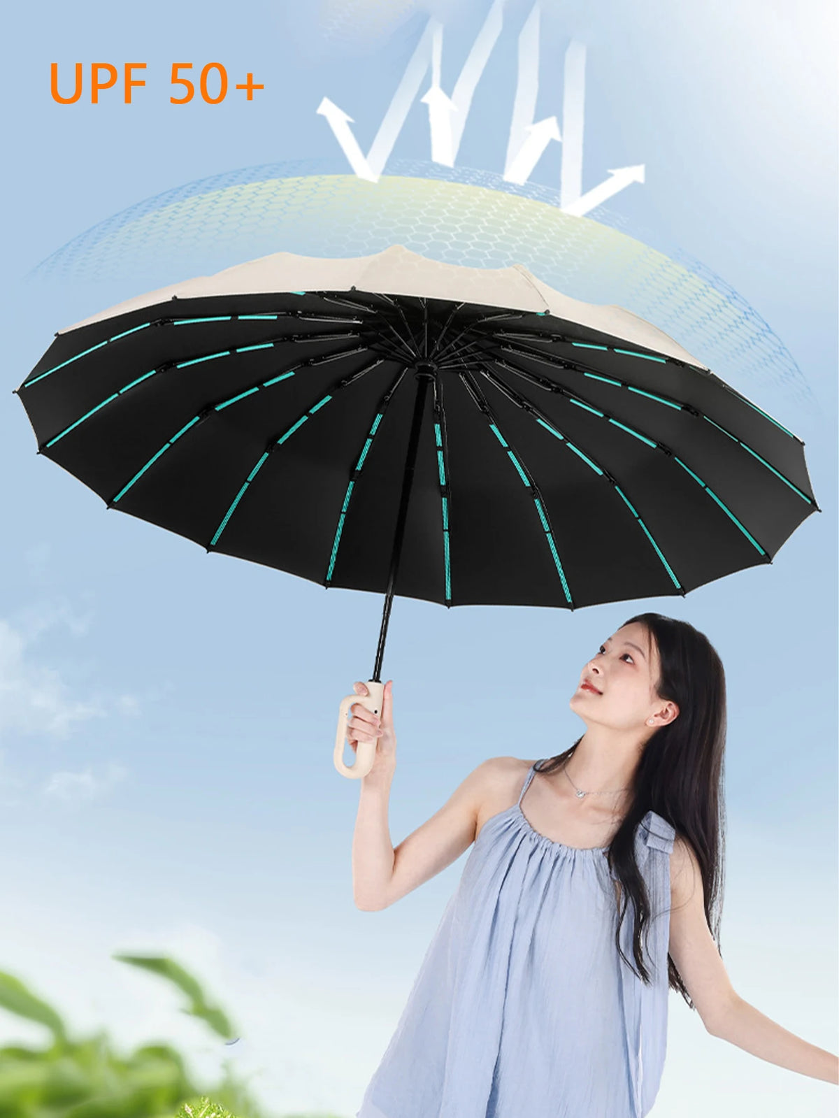 Eine Frau hält einen schwarzen Regenschirm mit einem Schirm, der UPF 50+ Schutz gegen den Himmel bietet.