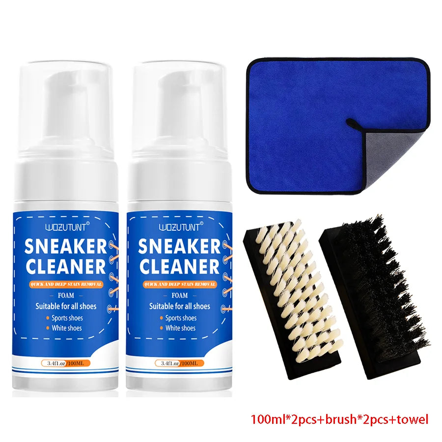 Un juego de botellas de espuma para limpiar zapatillas, un paño de limpieza azul, y un cepillo y toalla negros.