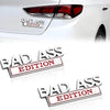 Nahaufnahme eines roten und silbernen Bad Ass Edition Aufkleb-Badge-Sets für ein Fahrzeug.