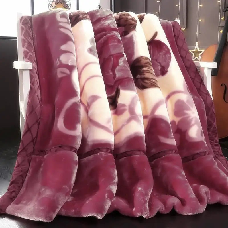 Präsentation von Plüschdecken mit rotem Rosenmuster in Rosa- und Violetttönen.
