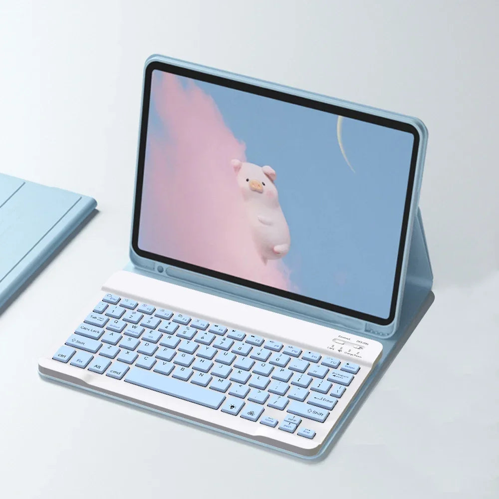 Helles blaues iPad-Hülle mit passender Bluetooth-Tastaturabdeckung, geöffnet, zeigt einen rosa Teddybären-Aufdruck