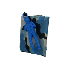 A blue hand-throw parachute toy featuring a mini soldier, set against a camouflage background.