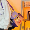 Lila und gelbes Dora The Explorer Flanell-Rucksack hängt an einem Holzregal.