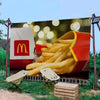 Grande bannière avec le logo de McDonald's et une pile de frites.