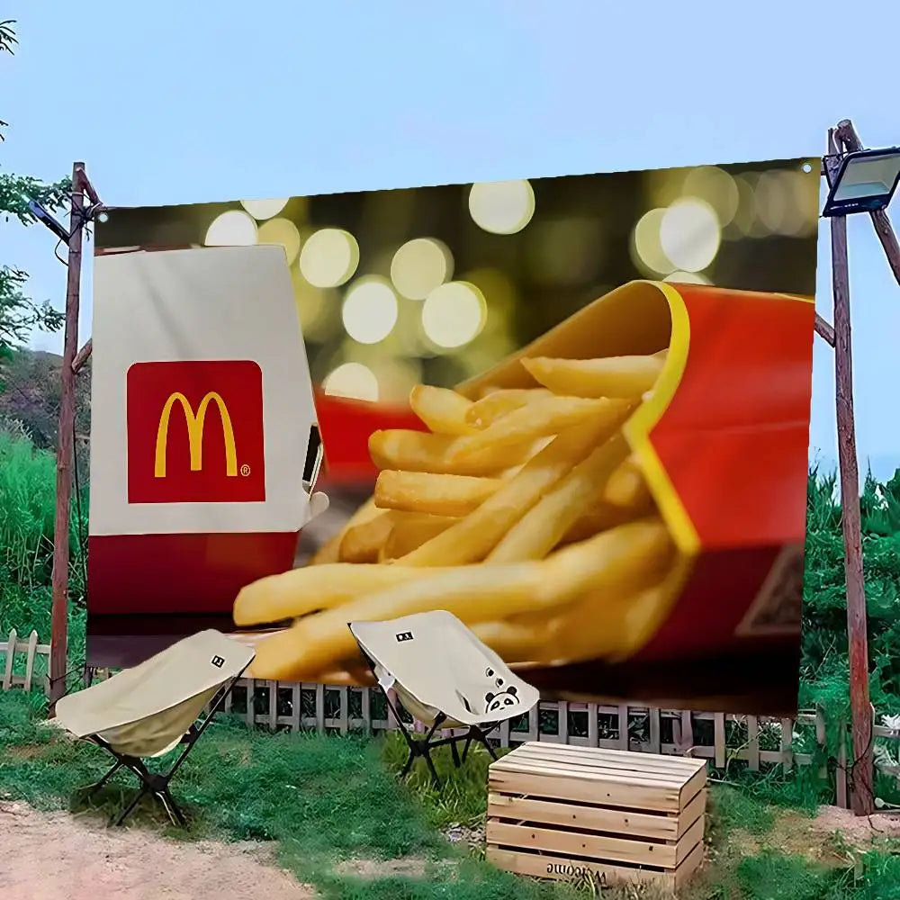 Grande bannière avec le logo de McDonald's et une pile de frites.