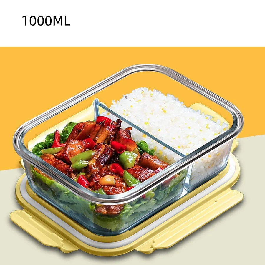 Un récipient en verre transparent pour conserver de la nourriture assaisonnée et du riz blanc, présenté sur un plateau jaune.