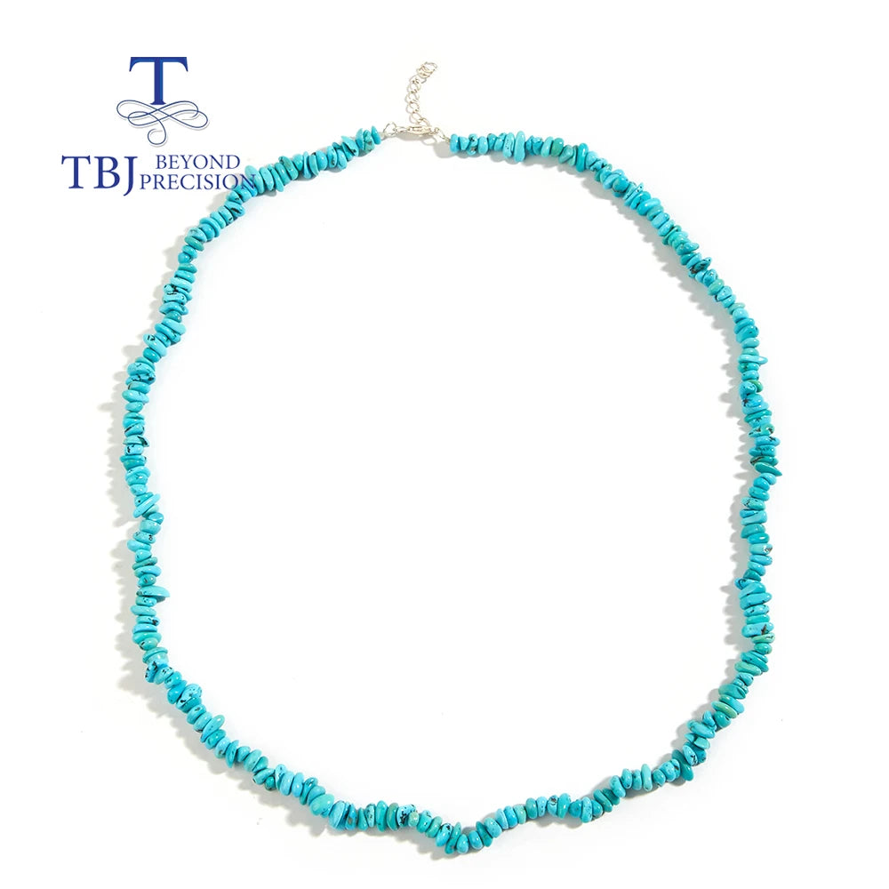 Collier à perles turquoise avec pendentif en argent sur fond blanc.