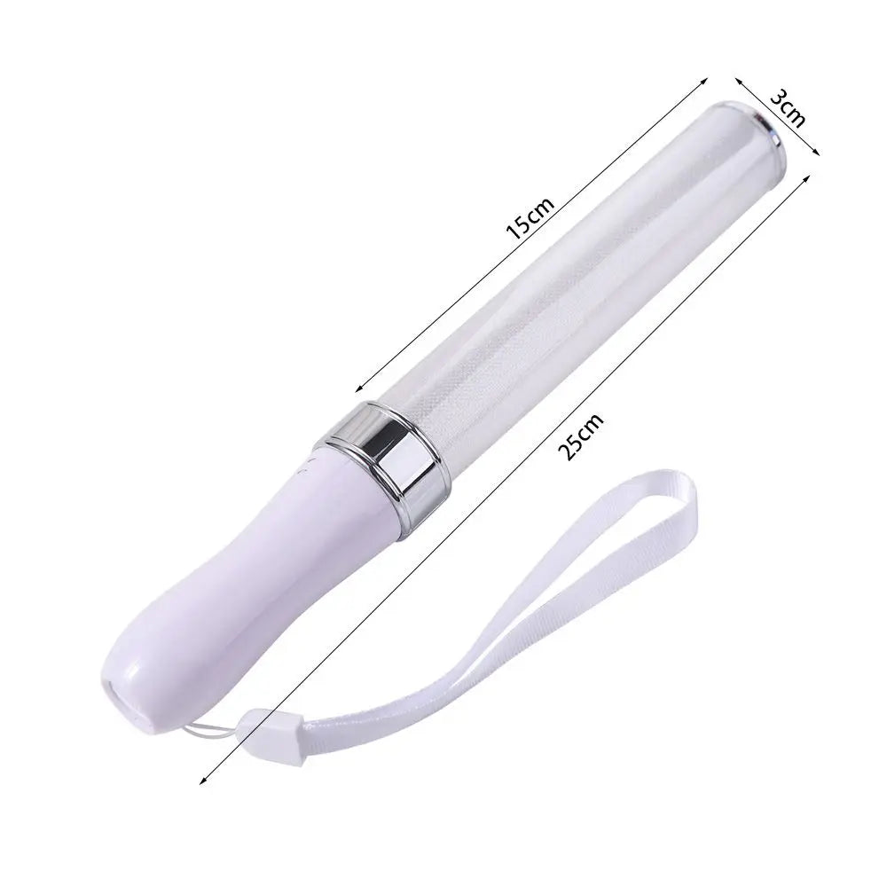 Weiß-silbriges Glow-Stick mit Griff und elastischem Kabel, das verschiedene Längenmaße zeigt.