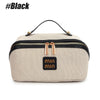 Beige Reise-Make-up-Organizer-Tasche mit schwarzem Zier und goldfarbenen Beschlägen.