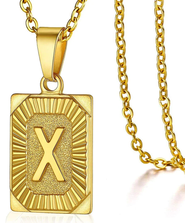 Collar con dije inicial X de tono dorado en barra rectangular y cadena dorada.