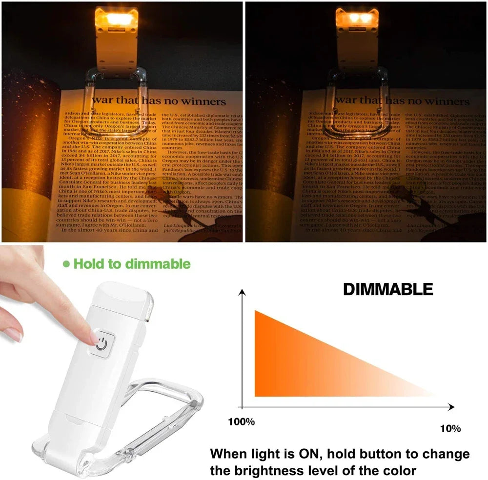 Una luz de libro clip-on blanca, mostrada con una mano demostrando niveles de brillo regulables.
