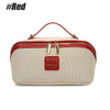 Beige und rot gefütterte Reise-Make-up-Organizer-Tasche mit goldfarbenen Beschlägen.