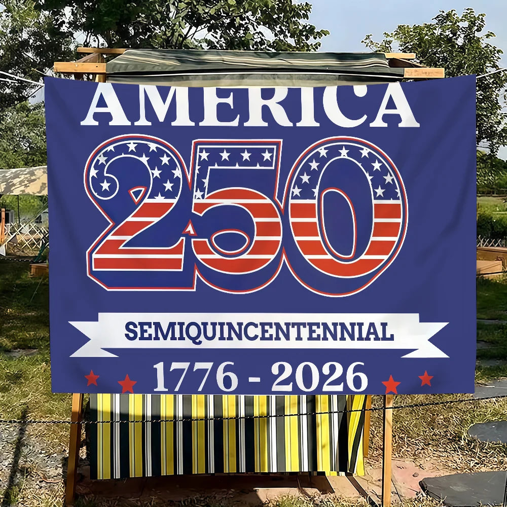 Drapeau bleu foncé affichant le texte AMERICA 250 SEMIQUINCENTENNIER 1776 - 2026