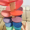 Buntes Holzbaum-Struktur mit Blütenblättern und Marmorbahn in Pink, Orange, Violett und Blau