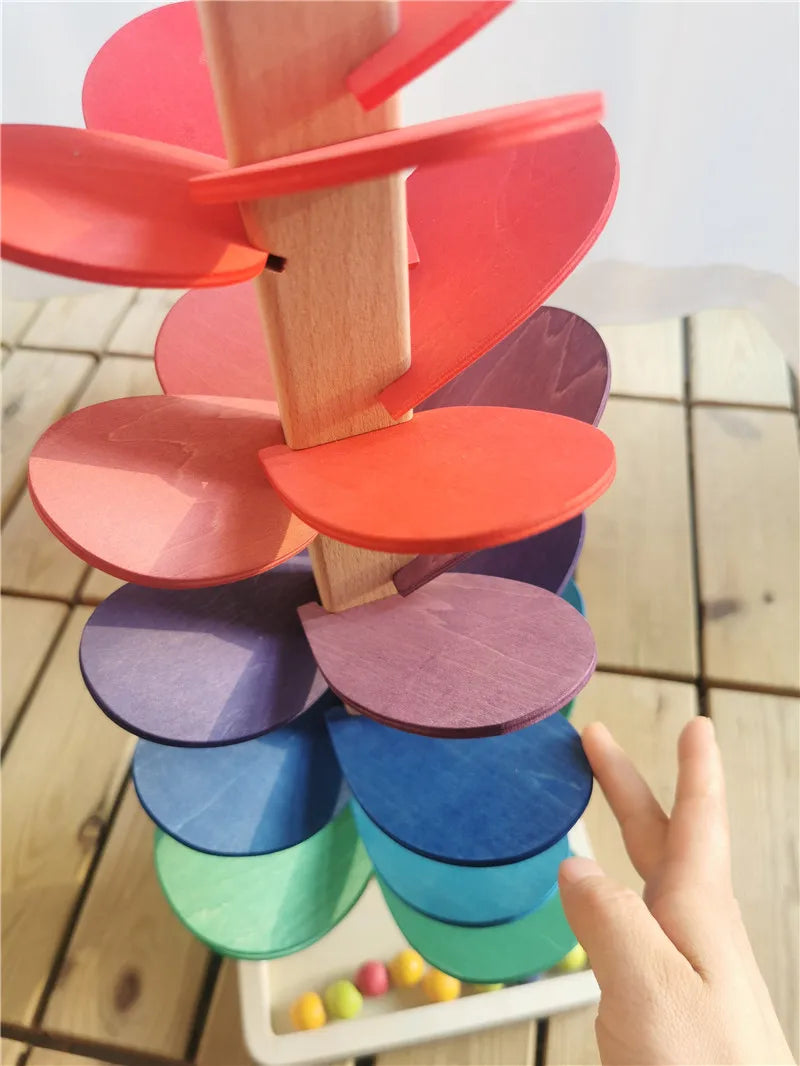Buntes Holzbaum-Struktur mit Blütenblättern und Marmorbahn in Pink, Orange, Violett und Blau