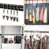 Anillos y clips de metal para colgar tela de cortinas en una barra.