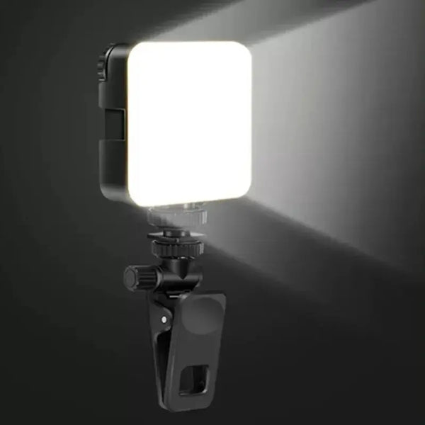 Luz de relleno LED clip portátil con luz blanca brillante desde el frente.