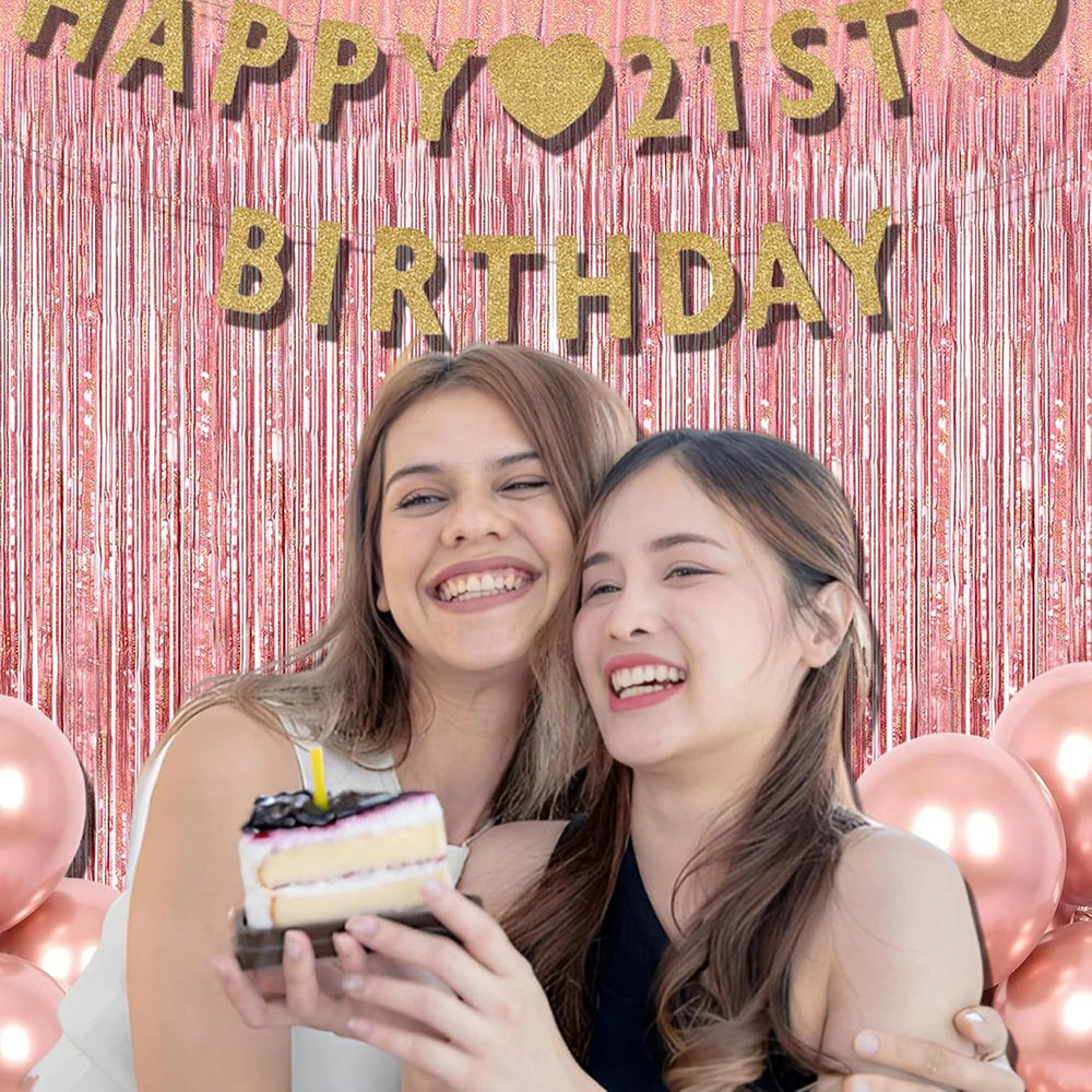 Dos jóvenes sonriendo frente a una cortina de brillo rosa para una celebración de cumpleaños