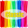 Un arc-en-ciel vibrant de cure-pipes en fil de chenille rouge, orange, jaune, vert, bleu et violet.
