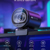 كاميرا ويب سوداء بدقة 4K مثبتة على شاشة تعرض ميزات مثل جودة 4K، ومعدل 60 إطارًا في الثانية، ووضع الخصوصية.