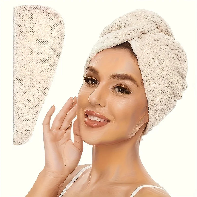 Une femme porte un foulard de serviette en microfibre beige sur sa tête, regardant l'appareil photo.