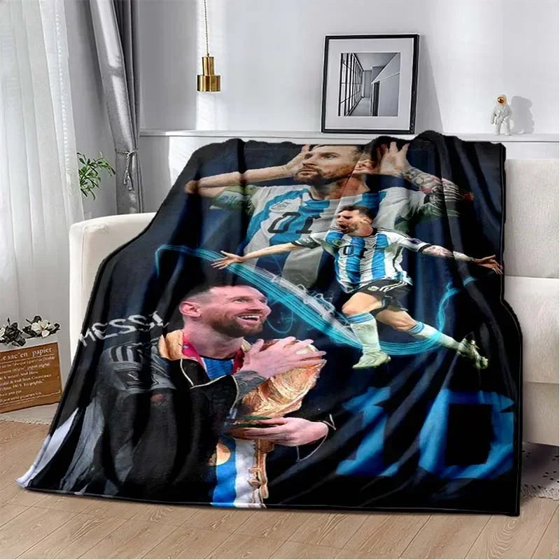Dunkelgefärbte Decke mit Collage von Fußballspielern in verschiedenen Posen und Farben.