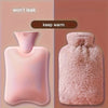 Pinke, große Thermobehälter-Wärmflasche mit verschlussfreiem Design und flauschiger Außenseite.