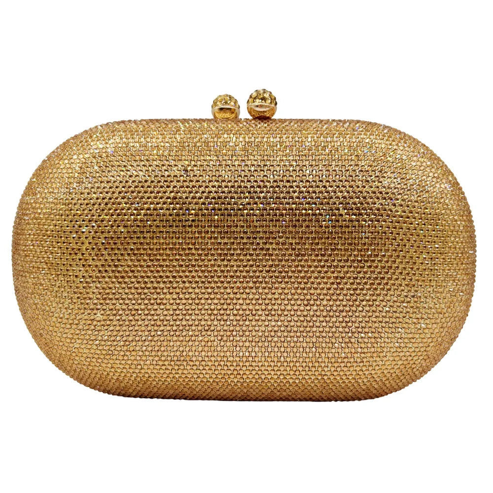 Pochette de soirée ronde, ton or, ornée de strass et avec une bandoulière en chaîne dorée.