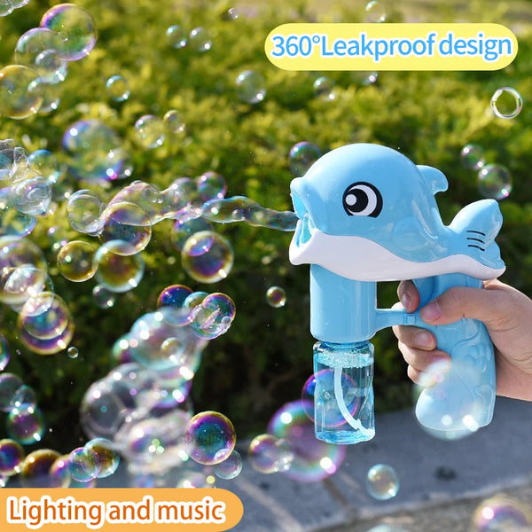 Une main tient un pistolet à bulles bleu qui projette des bulles dans l'air sur un fond vert flou.