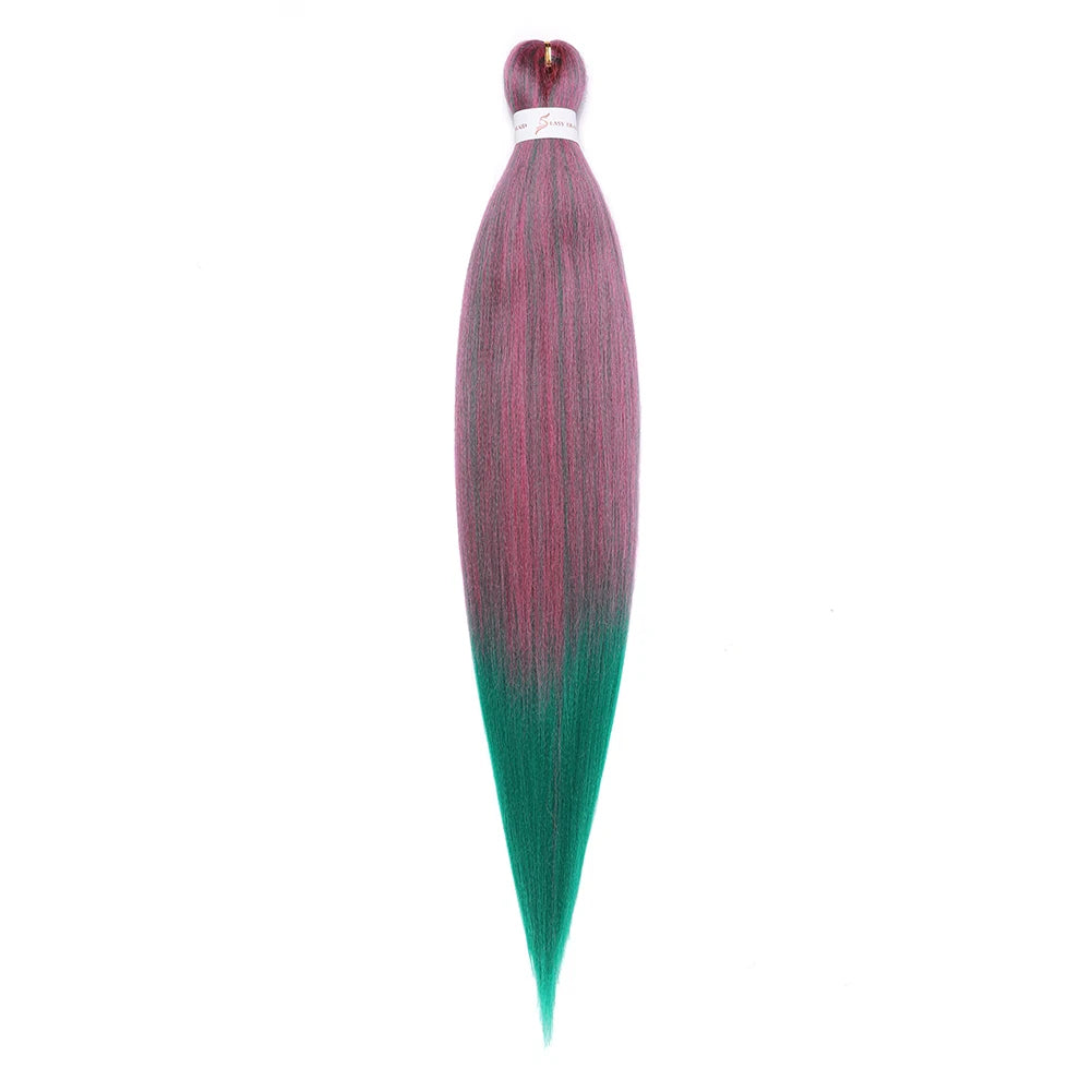 Vorgestreckte Ombre-Flecht-Haarerweiterungen mit einem Farbverlauf aus Pink, Rot und Grün.