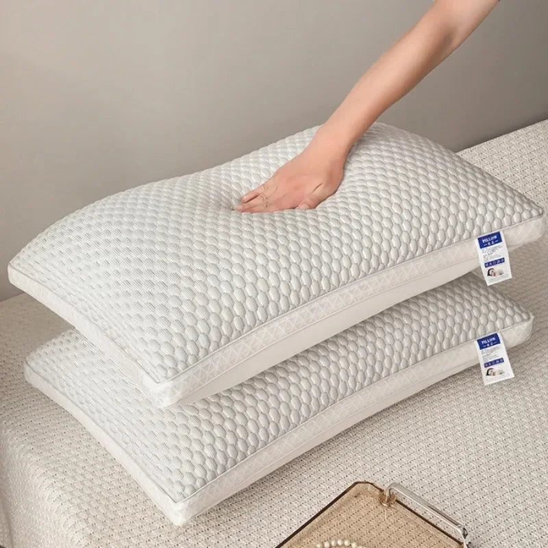 Un oreiller rafraîchissant en forme de haricot de glace blanc 3D posé sur une surface claire.