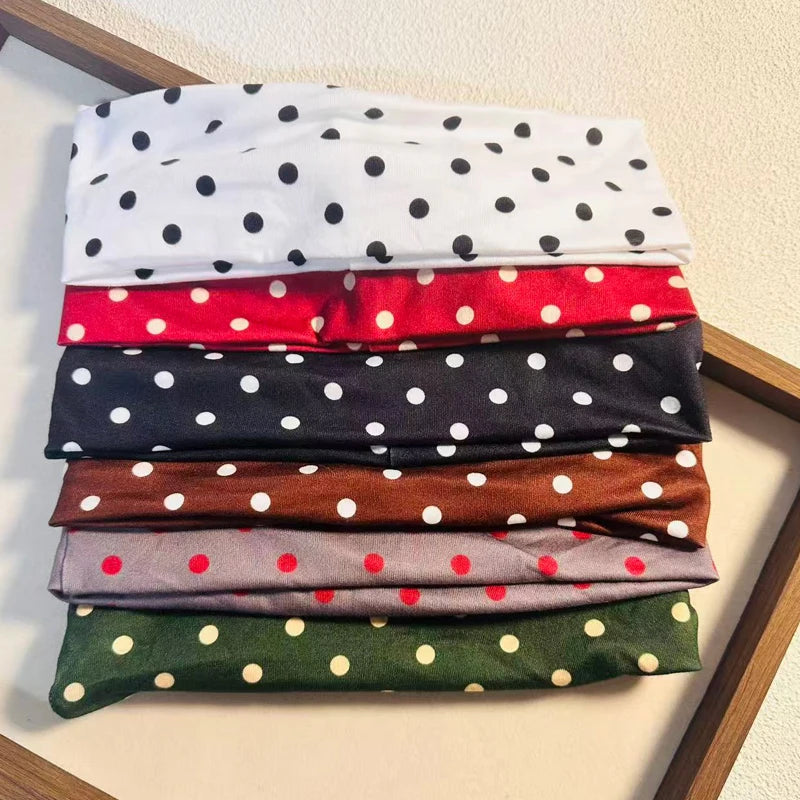 Pile de bandeaux pour la tête à pois larges dans diverses couleurs : blanc, rouge, noir, marron et vert.