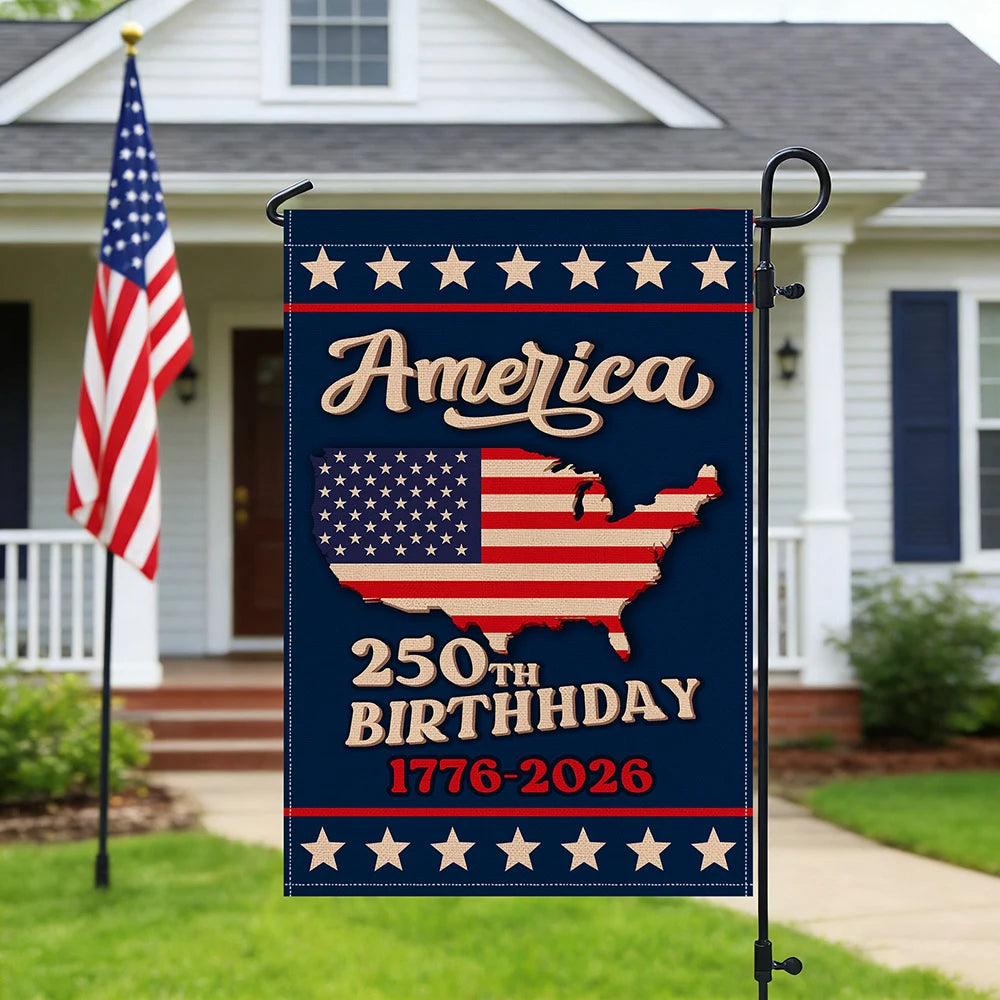 Drapeau de jardin bleu foncé avec la carte des États-Unis et un texte célébrant le 250e anniversaire de l'Amérique.