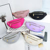 Eine Sammlung von Damen-Sport-Fanny Packs in rosa, lila und schwarz auf einer weißen Oberfläche.
