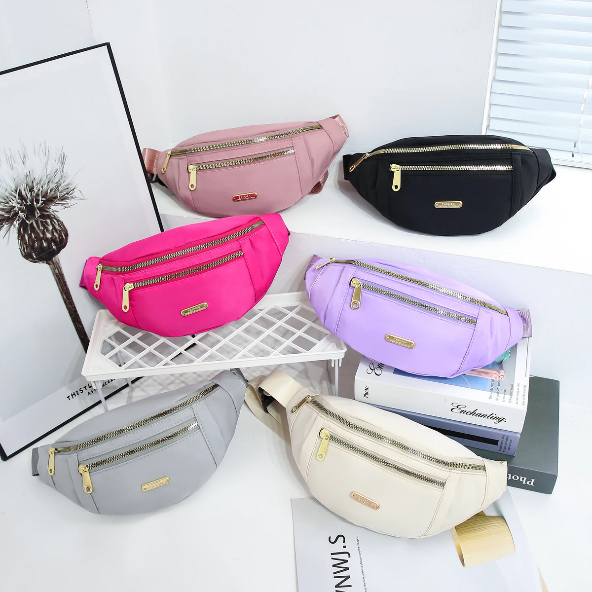Eine Sammlung von Damen-Sport-Fanny Packs in rosa, lila und schwarz auf einer weißen Oberfläche.