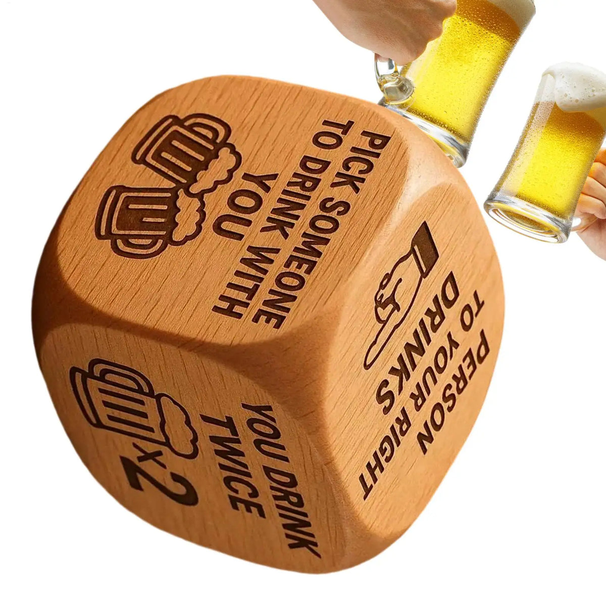 Un dé en bois pour un jeu de société, montrant les instructions pour choisir quelqu'un à boire deux fois
