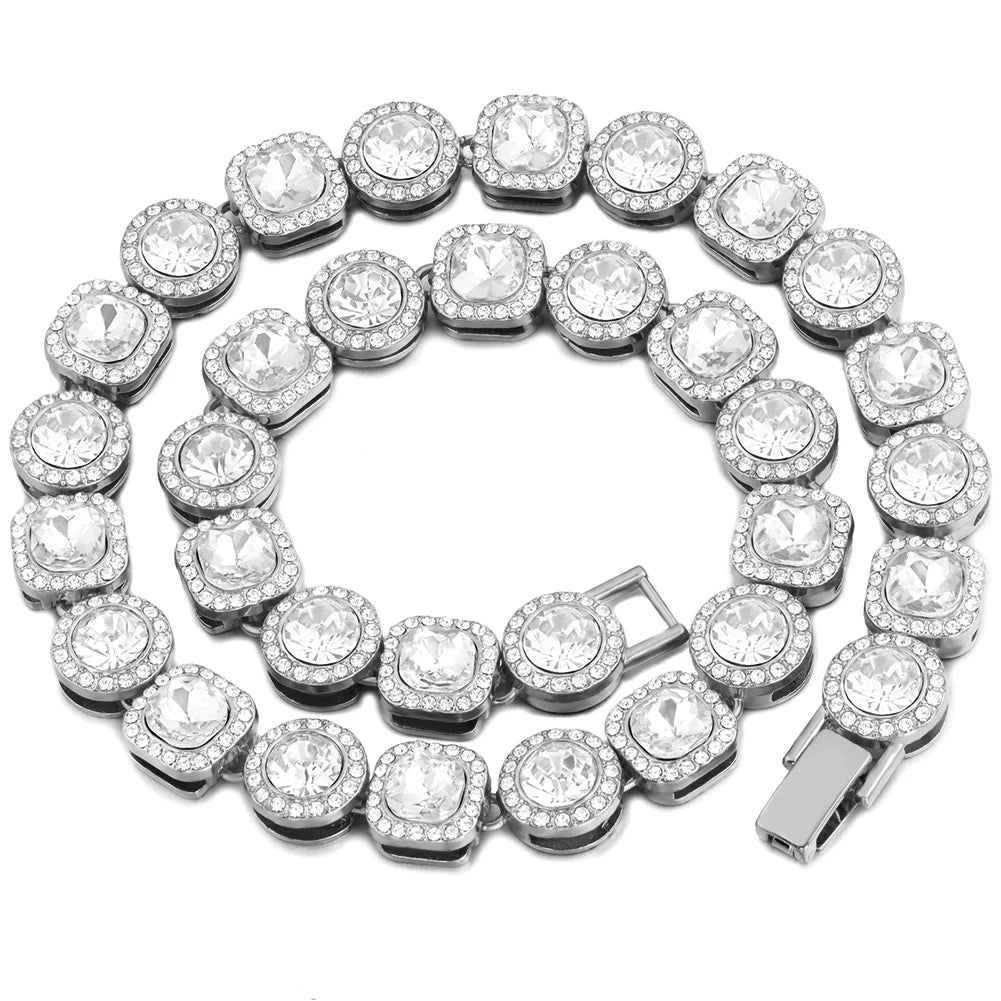 Rapproché d'une chaîne de tennis en strass argentés avec des pierres rondes et carrées.