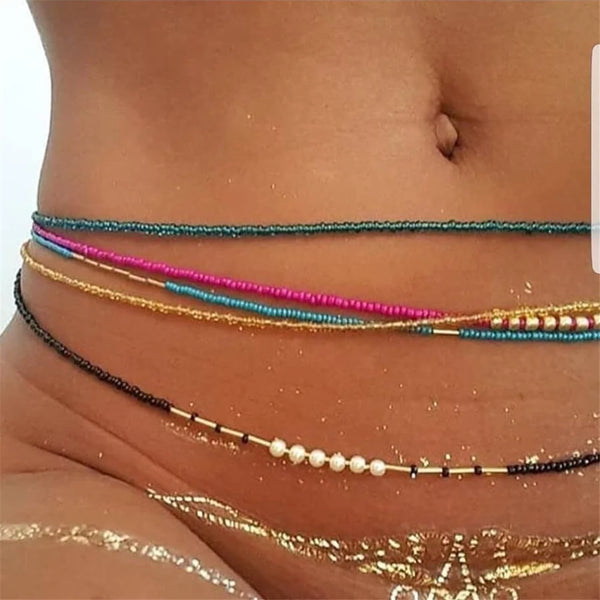 Cadenas elásticas de cuentas coloridas usadas alrededor del torso de una mujer.