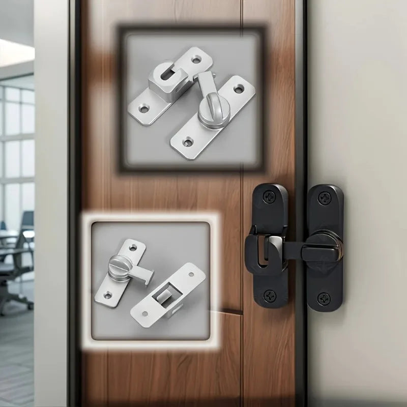 Gros plan d'un mécanisme de verrouillage anti-vol à coulisse réglable installé sur une porte en bois.