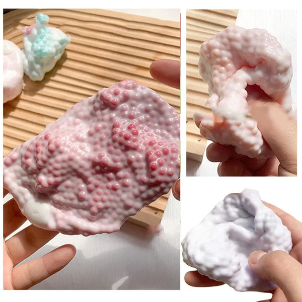 Gros plans d'une balle squishy rose et blanche montrant différentes textures et formes.