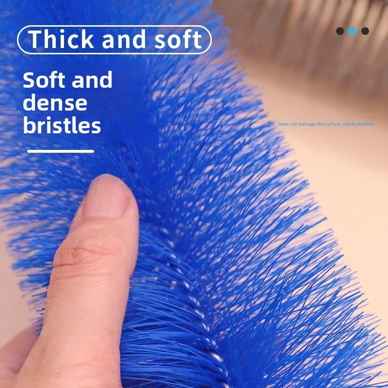 Eine Hand hält eine dicke, weiche, blaue Reinigungsbürste mit dichten Borsten für die Tiefenreinigung im Haushalt.