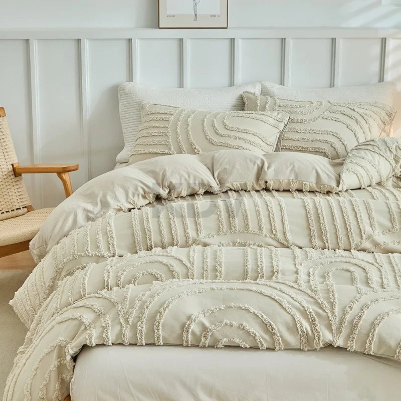 Beige besticktes Blumen-Bettwäscheset mit strukturierten weißen Kissen auf einem Bett.