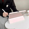 Pinke dekorative Schutzhülle für den Pencil, liegt auf einem weißen Tisch.