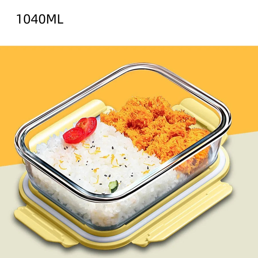 Un contenant en verre transparent rempli de riz et de poulet frit, posé sur un plateau jaune.