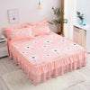 Jupe de lit rose à double couche imprimée avec broderie florale blanche et coussins roses