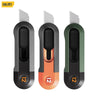 Trois petits couteaux utilitaires compacts noirs, orange et vert montrés côte à côte.