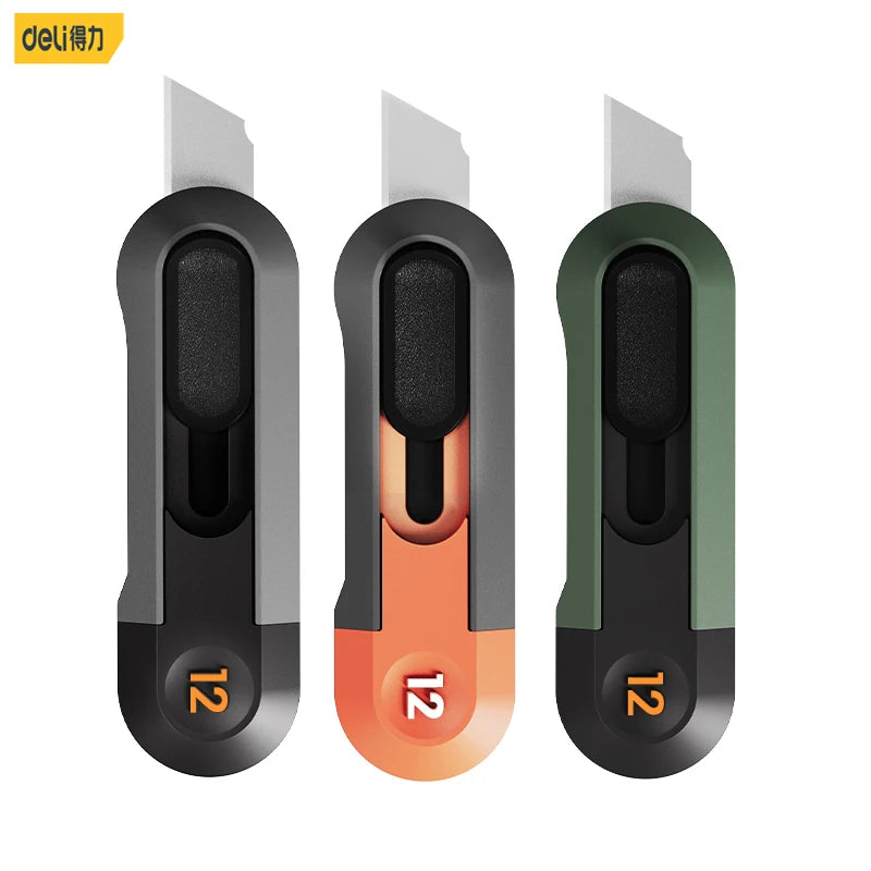 Trois petits couteaux utilitaires compacts noirs, orange et vert montrés côte à côte.