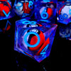 Gros plan d'un jeu de dés polyédriques violets avec des marquages rouges et bleus, posé sur une surface sombre.